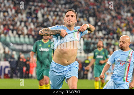 Turin, Italien. 28 Mai, 2019. Briga des Italienischen Nationalen Sängern gesehen Feiern während der "Partita del Cuore" Charity Match bei der Allianz Stadion. Campioni per la Ricerca gewinnen, die "Champions für Forschung' 3-2 gegen die 'Nationale italienische Sänger". Credit: SOPA Images Limited/Alamy leben Nachrichten Stockfoto