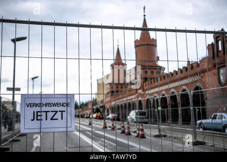 Berlin, Deutschland. 28 Mai, 2019. Ein Schild mit der Aufschrift "Verkehrswende Jetzt' auf einem bauzaun hängt bei der Oberbaumbrücke. Aufgrund von Bauarbeiten, einer der richtungsfahrbahnen der Brücke ist geschlossen. Radfahrer werden gebeten, zu demontieren und das Fahrrad auf dem Gehweg schieben. Gegen die bestellten Abstieg Verpflichtung und der Autoverkehr ist nun nachgewiesen. Quelle: Britta Pedersen/dpa-Zentralbild/dpa/Alamy leben Nachrichten Stockfoto