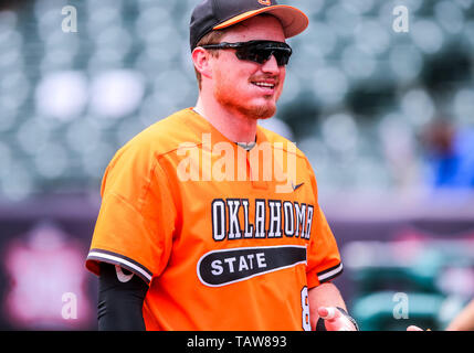 Oklahoma City, OK, USA. 26 Mai, 2019. Oklahoma State University catcher Bryce Carter (8) während der 2019 Phillips 66 Big 12 Baseball Championship Game zwischen den West Virginia Bergsteiger und die Oklahoma State Cowboys an Chickasaw Bricktown Ballpark in Oklahoma City, OK. Grau Siegel/CSM/Alamy leben Nachrichten Stockfoto