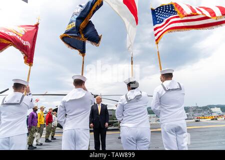 Us-Präsident Donald Trump ist durch eine naval Ehrengarde begrüßt, als er an Bord der U.S. Navy multipurpose Amphibious Assault ship USS Wasp 28. Mai 2019 in Yokosuka, Japan ankommt. Stockfoto