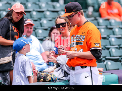 Oklahoma City, OK, USA. 26 Mai, 2019. Oklahoma State University Krug Jensen Elliott (34), bevor die2019 Phillips 66 Big 12 Baseball Championship Game zwischen den West Virginia Bergsteiger und die Oklahoma State Cowboys an Chickasaw Bricktown Ballpark in Oklahoma City, OK. Grau Siegel/CSM/Alamy leben Nachrichten Stockfoto