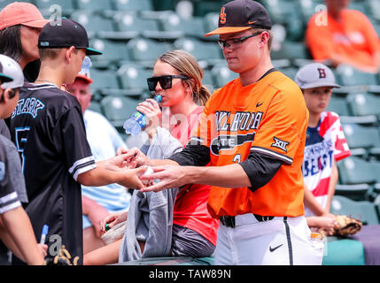 Oklahoma City, OK, USA. 26 Mai, 2019. Oklahoma State University Krug Jensen Elliott (34), bevor die2019 Phillips 66 Big 12 Baseball Championship Game zwischen den West Virginia Bergsteiger und die Oklahoma State Cowboys an Chickasaw Bricktown Ballpark in Oklahoma City, OK. Grau Siegel/CSM/Alamy leben Nachrichten Stockfoto