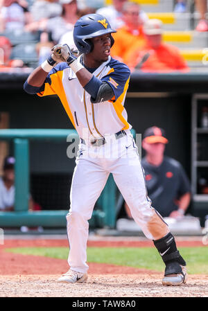 Oklahoma City, OK, USA. 26 Mai, 2019. West Virginia infielder Tyler Doanes (1) bat während der 2019 Phillips 66 Big 12 Baseball Championship Game zwischen den West Virginia Bergsteiger und die Oklahoma State Cowboys an Chickasaw Bricktown Ballpark in Oklahoma City, OK. Grau Siegel/CSM/Alamy leben Nachrichten Stockfoto