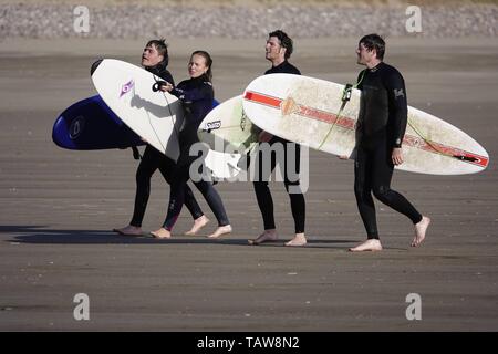 Gower, Swansea, Wales, UK. 28. Mai 2019. Wetter: Surfer am Ufer. Wanderer und Ausflügler genossen lange Perioden der Sonnenschein trotz der windigen Bedingungen bei Rhossili Bay auf der Halbinsel Gower, South Wales. . Credit: Gareth Llewelyn/Alamy leben Nachrichten Stockfoto