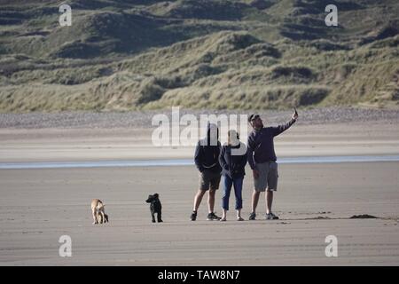 Gower, Swansea, Wales, UK. 28. Mai 2019. Wetter: Wanderer und Ausflügler genossen lange Perioden der Sonnenschein trotz der windigen Bedingungen bei Rhossili Bay auf der Halbinsel Gower, South Wales. Credit: Gareth Llewelyn/Alamy leben Nachrichten Stockfoto