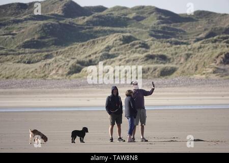 Gower, Swansea, Wales, UK. 28. Mai 2019. Wetter: Wanderer und Ausflügler genossen lange Perioden der Sonnenschein trotz der windigen Bedingungen bei Rhossili Bay auf der Halbinsel Gower, South Wales. Credit: Gareth Llewelyn/Alamy leben Nachrichten Stockfoto