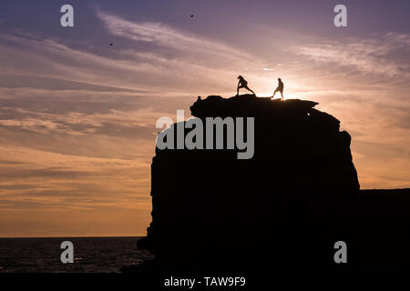 Portland, Dorset, Großbritannien. 28 Mai, 2019. Die Menschen genießen den Abend Himmel auf der Kanzel Rock on Portland Bill, Dorset, nach einem kühlen, aber sonnigen Tag. Kanzel Rock hat eine beliebte Touristenattraktion auf der Insel geworden und wird oft Peter Lopeman/Alamy Leben Nachrichten fotografiert. Stockfoto