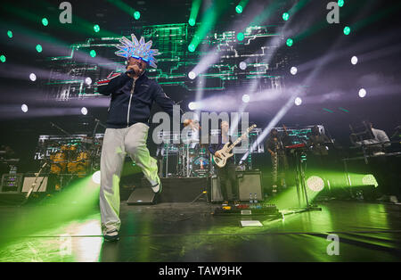 Hamburg, Deutschland. 28 Mai, 2019. Jay Kay (l, vorne), Sänger und Bandleader, und Mitglieder der Britischen acid jazz band "Jamiroquai" werden auf der Bühne während eines Konzertes in der barclaycard Arena. Quelle: Georg Wendt/dpa/Alamy leben Nachrichten Stockfoto