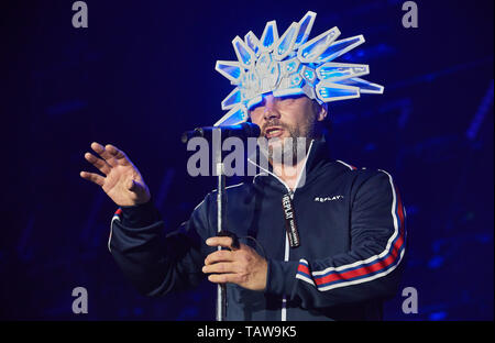 Hamburg, Deutschland. 28 Mai, 2019. Jay Kay, Sänger und Bandleader der Britischen acid jazz band "Jamiroquai", ist auf der Bühne während eines Konzertes in der barclaycard Arena. Quelle: Georg Wendt/dpa/Alamy leben Nachrichten Stockfoto