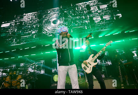 Hamburg, Deutschland. 28 Mai, 2019. Jay Kay (l), Sänger und Bandleader, und Mitglieder der Britischen acid jazz band "Jamiroquai" werden auf der Bühne während eines Konzertes in der barclaycard Arena. Quelle: Georg Wendt/dpa/Alamy leben Nachrichten Stockfoto