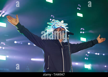 Hamburg, Deutschland. 28 Mai, 2019. Jay Kay, Sänger und Bandleader der Britischen acid jazz band "Jamiroquai", ist auf der Bühne während eines Konzertes in der barclaycard Arena. Quelle: Georg Wendt/dpa/Alamy leben Nachrichten Stockfoto