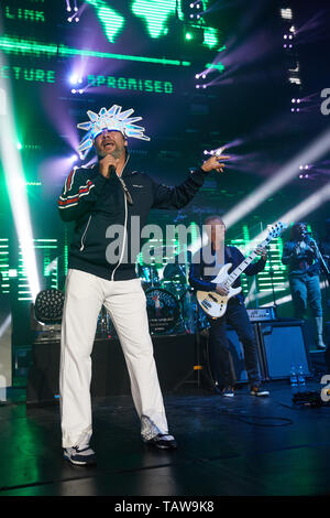 Hamburg, Deutschland. 28 Mai, 2019. Jay Kay (l), Sänger und Bandleader, und Mitglieder der Britischen acid jazz band "Jamiroquai" werden auf der Bühne während eines Konzertes in der barclaycard Arena. Quelle: Georg Wendt/dpa/Alamy leben Nachrichten Stockfoto