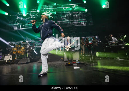 Hamburg, Deutschland. 28 Mai, 2019. Jay Kay (l, vorne), Sänger und Bandleader, und Mitglieder der Britischen acid jazz band "Jamiroquai" werden auf der Bühne während eines Konzertes in der barclaycard Arena. Quelle: Georg Wendt/dpa/Alamy leben Nachrichten Stockfoto