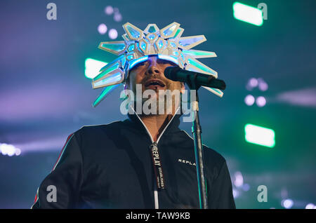 Hamburg, Deutschland. 28 Mai, 2019. Jay Kay, Sänger und Bandleader der Britischen acid jazz band "Jamiroquai", ist auf der Bühne während eines Konzertes in der barclaycard Arena. Quelle: Georg Wendt/dpa/Alamy leben Nachrichten Stockfoto