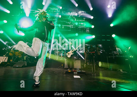 Hamburg, Deutschland. 28 Mai, 2019. Jay Kay (l), Sänger und Bandleader, und Mitglieder der Britischen acid jazz band "Jamiroquai" werden auf der Bühne während eines Konzertes in der barclaycard Arena. Quelle: Georg Wendt/dpa/Alamy leben Nachrichten Stockfoto