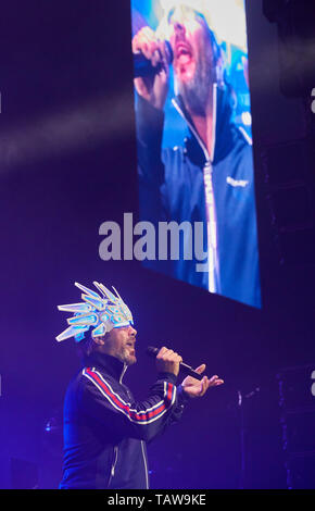 Hamburg, Deutschland. 28 Mai, 2019. Jay Kay, Sänger und Bandleader der Britischen acid jazz band "Jamiroquai", ist auf der Bühne während eines Konzertes in der barclaycard Arena. Quelle: Georg Wendt/dpa/Alamy leben Nachrichten Stockfoto