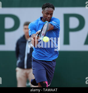 Paris, Frankreich. 28 Mai, 2019. Roland Garros, Paris, Frankreich; French Open Tennis Turnier; Gael Monfils (FRA) spielt seine Rückhand gegen Taro Daniel (JPN) Credit: Aktion Plus Sport Bilder/Alamy leben Nachrichten Stockfoto