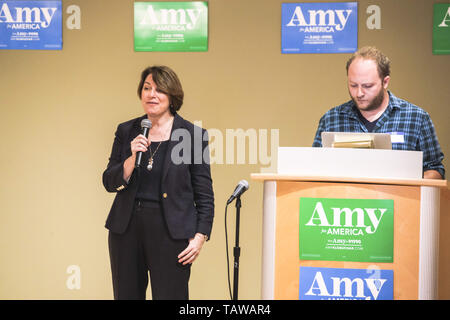 Sant Monica, Kalifornien, USA. 28 Mai, 2019. Präsidentschaftskandidat und US-Senator Amy Klobuchar besuchen Santa Monica demokratischen Club treffen am Dienstag, den 28. Mai 2019. (Bild: © Jason RyanZUMA Draht) Credit: ZUMA Press, Inc./Alamy leben Nachrichten Stockfoto