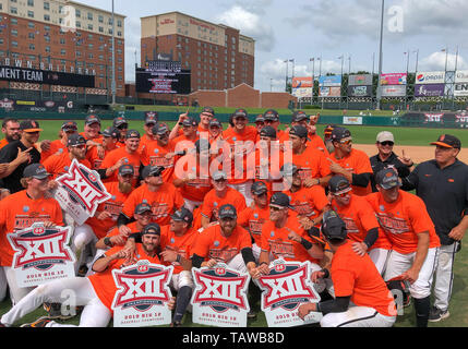 Oklahoma City, OK, USA. 26 Mai, 2019. Oklahoma State Cowboys feiert einen Titel Sieg der2019 Phillips 66 Big 12 Baseball Meisterschaft an der Chickasaw Bricktown Ballpark in Oklahoma City, OK. Grau Siegel/CSM/Alamy leben Nachrichten Stockfoto