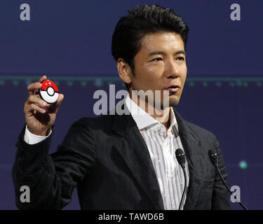 Tokio, Japan. 29 Mai, 2019. Japanische videospiel Riese Nintendos Kazuhiro maruyama zeigt das neue Gerät "Pokemon gehen Plus" als Japans Pokemon Company verkündet Geschäftsstrategie des Unternehmens in Tokio am Mittwoch, 29. Mai 2019. Nintendo Spiel Charakter Firma Pokemon das neue Spiel "Pokemon" im Jahr 2020 produzieren wird, welche Funktionen schlafen Zeit verwandelt sich in eine Unterhaltung für ein Gameplay. Credit: Yoshio Tsunoda/LBA/Alamy leben Nachrichten Stockfoto