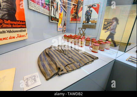 Regensburg, Deutschland. 27. Mai, 2019. Das Hemd eines Gefangenen aus dem Konzentrationslager Dachau ist in einer Vitrine im Museum des Hauses der Bayerischen Geschichte. Foto: Armin Weigel/dpa/Alamy leben Nachrichten Stockfoto