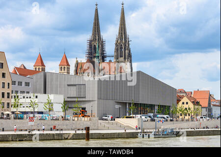 Regensburg, Deutschland. 27. Mai, 2019. Das Museum des Hauses der Bayerischen Geschichte auf der Donau, im Hintergrund die Kathedrale St. Peter. Foto: Armin Weigel/dpa/Alamy leben Nachrichten Stockfoto