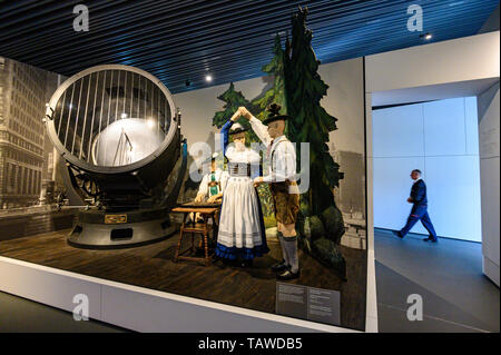 Regensburg, Deutschland. 27. Mai, 2019. Ein theater Hintergrund der Schlierseer Bauerntheater steht neben einem Schukert Spotlight (l) im Museum des Hauses der Bayerischen Geschichte. Foto: Armin Weigel/dpa/Alamy leben Nachrichten Stockfoto