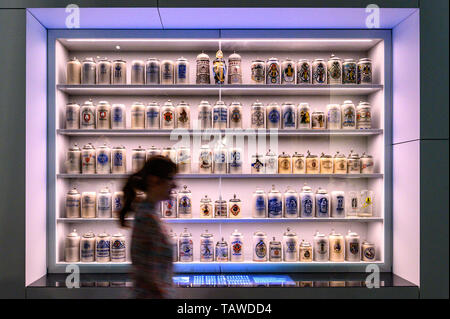 Regensburg, Deutschland. 27. Mai, 2019. Zahlreiche Bierkrüge stehen im Museum des Hauses der Bayerischen Geschichte. Foto: Armin Weigel/dpa/Alamy leben Nachrichten Stockfoto
