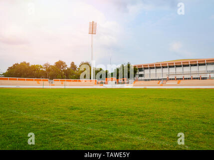 Grüne Gras Sport Fußball im freien Feld mit laufstrecke Leichtathletik im Stadion Stockfoto