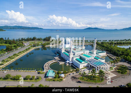 Luftaufnahme der Stadt Kota Kinabalu Schwimmende Moschee, Sabah Borneo Osten Malaysia Stockfoto