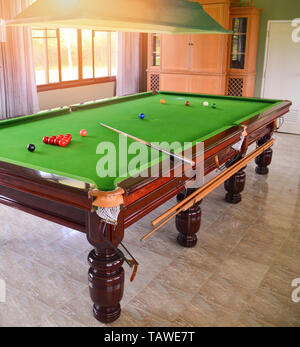 Snooker Kugeln auf grün Snooker Tisch indoor Sport Club/Billard Spiel einstellen Stockfoto