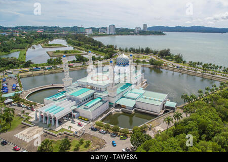 Luftaufnahme der Stadt Kota Kinabalu Schwimmende Moschee, Sabah Borneo Osten Malaysia Stockfoto