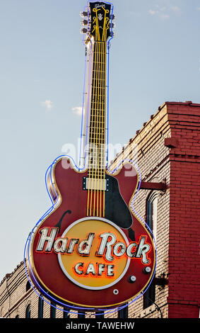 Eine Gitarre zeigt ein Zeichen im Hard Rock Cafe auf der Beale Street, Sept. 12, 2015 in Memphis, Tennessee. Stockfoto