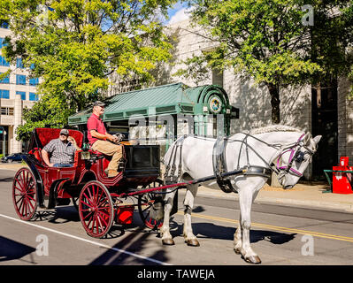 Eine Pferdekutsche hält auf der Straße, Sept. 12, 2015, in der Innenstadt von Memphis, Tennessee. Stockfoto