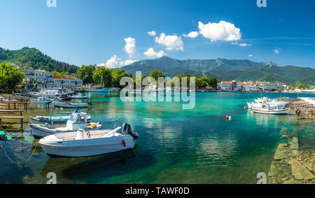 Blick auf Limenas Thasou, Kapital und der wichtigste Hafen der Insel Thassos, Griechenland Stockfoto