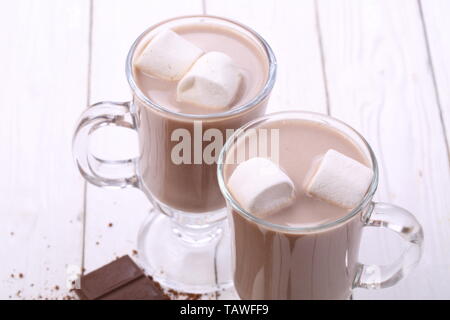 Kakao mit Marshmallows auf weißem Holz- Hintergrund Stockfoto