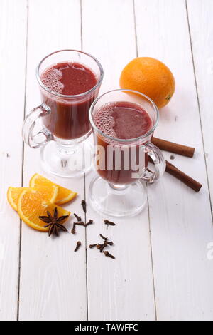 Gläser mit Glühwein auf einem weißen Tisch Stockfoto