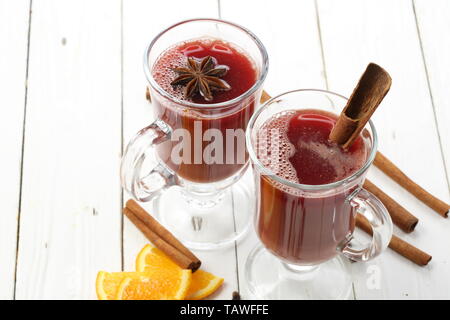 Gläser mit Glühwein auf einem weißen Tisch Stockfoto
