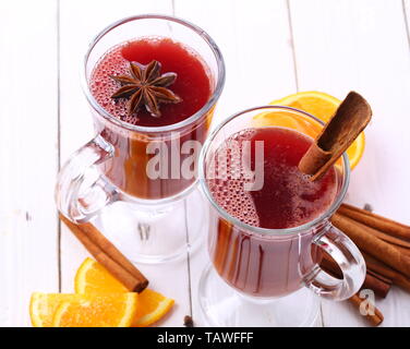 Gläser mit Glühwein auf einem weißen Tisch Stockfoto