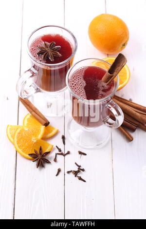 Gläser mit Glühwein auf einem weißen Tisch Stockfoto