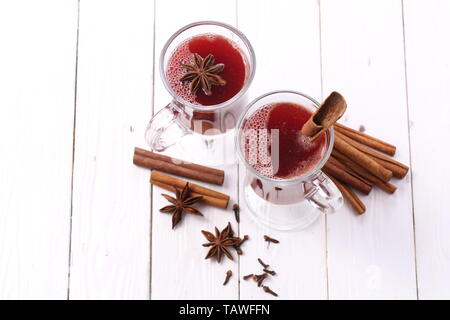 Gläser mit Glühwein auf einem weißen Tisch Stockfoto