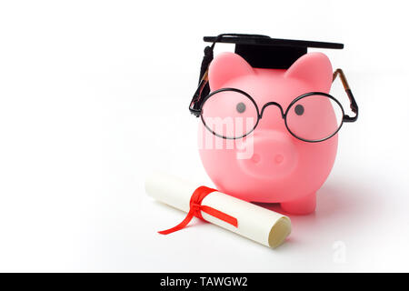 College Graduate student Diplom Sparschwein auf weißem Hintergrund Stockfoto