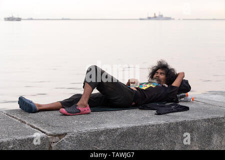 Manila, Philippinen - Juni 22, 2016: Obdachlosen schlafen von das Meer Stockfoto