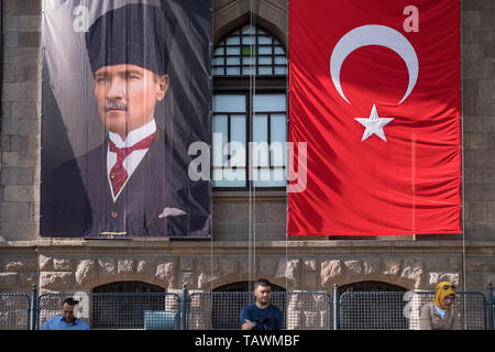 Türkische Flagge und Portrait von Atatürk, dem Gründer der Türkischen Republik, auf den Straßen von Ankara, Türkei Stockfoto