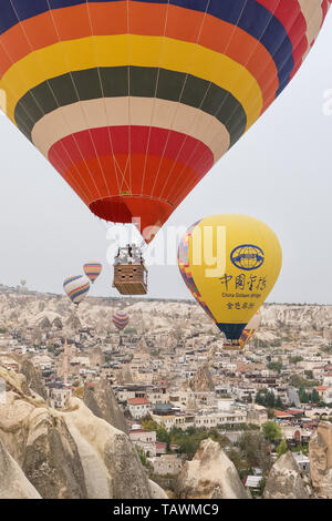 Mit dem Heißluftballon über Ort Göreme in Kappadokien, Türkei Fliegen Stockfoto