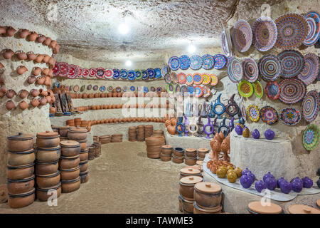 Türkische traditionelle Keramik Töpfe und Gläser in unterirdischen Keramik shop in Avanos, Kappadokien Stockfoto