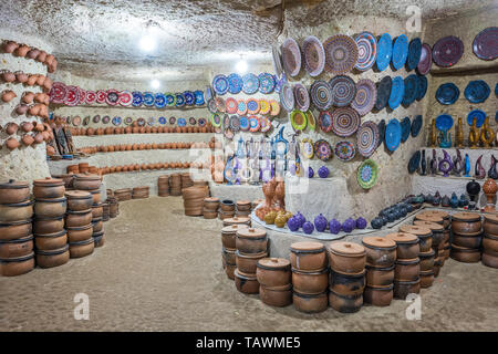 Türkische traditionelle Keramik Töpfe und Gläser in unterirdischen Keramik shop in Avanos, Kappadokien Stockfoto