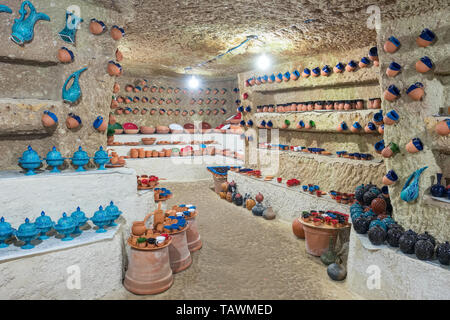 Türkische traditionelle Keramik Töpfe und Gläser in unterirdischen Keramik shop in Avanos, Kappadokien Stockfoto