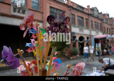 Souvenirs zum Verkauf in der Sanxia Old Street im Sanxia District, New Taipei, Taiwan. Stockfoto