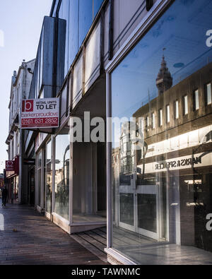 Blackpool England vom 26. Mai 2019: Eine leere Einzelhandelsgeschäft in Blackpool mit Blackpool Tower im Fenster reflektiert zu mieten Stockfoto